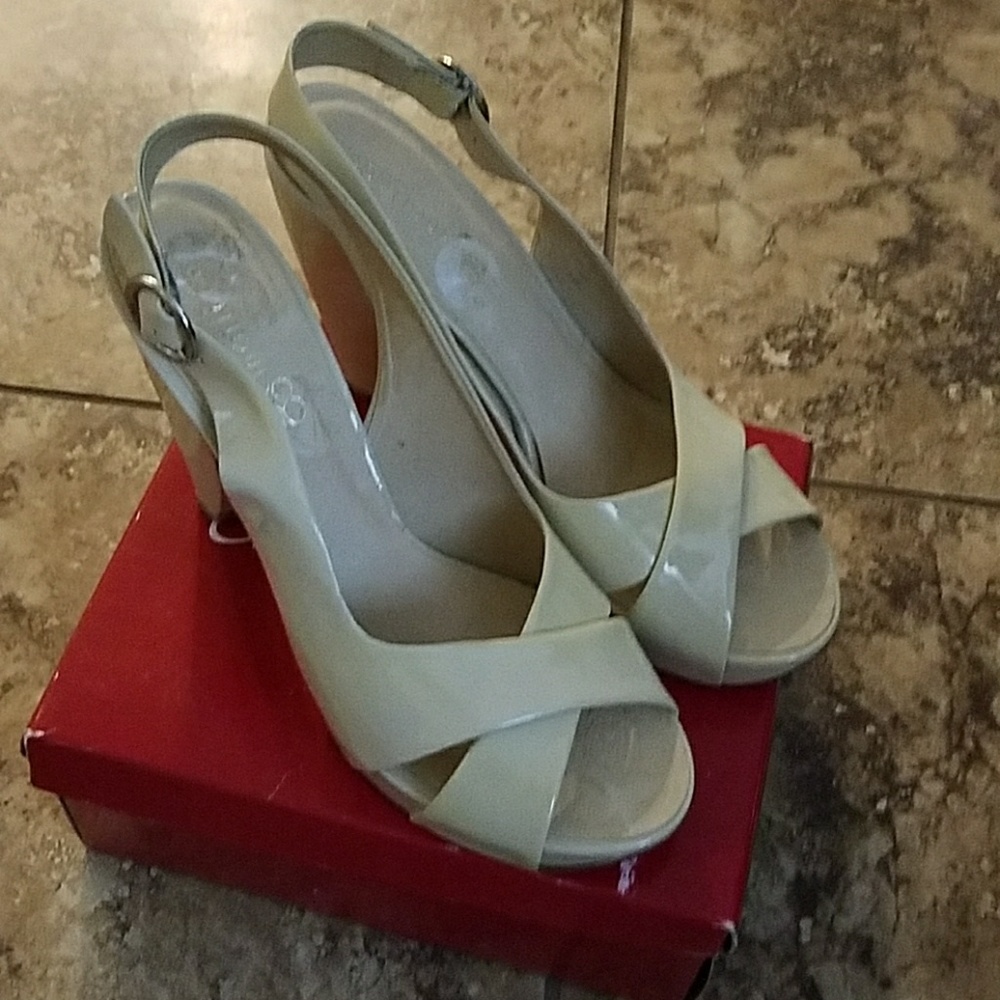 Like new, chunky heel sling strap heels.